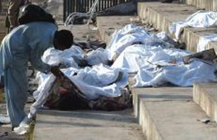 De døde samles sammen i byen Muzaffarabad, der er en af de hårdest ramte byer i området. - Foto: AP 