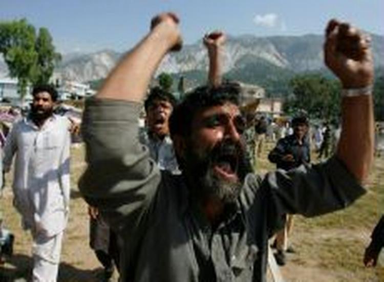 Mange af de overlevende efter katastrofen i Kashmir retter nu deres vrede mod myndighederne. - Foto: AP 