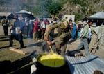 En indisk soldat er i gang med at lave mad til overlevende efter jordskælvet. Forholdet mellem Indien og Pakistan er så anspændt, at Pakistan tøver med at tage imod indisk hjælp. - Foto: AP 