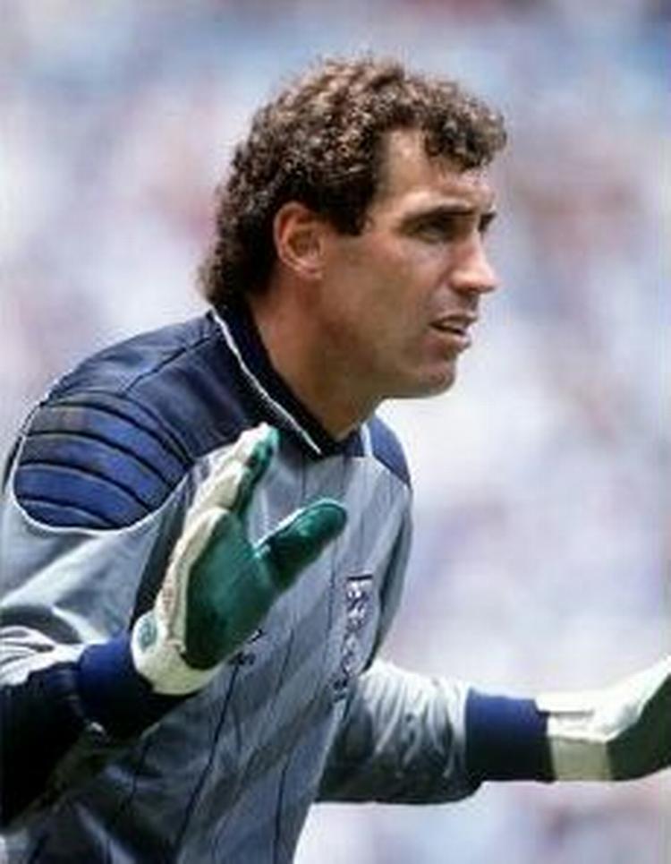Peter Shilton i aktion ved VM i Mexico i 1986. - Arkivfoto: Polfoto. 