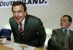Gerhard Schröder og Franz Müntefering før dagens møde i SPD. - Foto: AP 