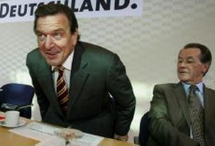 Gerhard Schröder og Franz Müntefering før dagens møde i SPD. - Foto: AP 