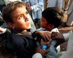 Pakistanske børn i Kashmirs største by Muzaffarabad får nødhjælp. I byen Balakot lykkedes det redningsarbejdere på tredjedagen efter jordskælvet, at få 40 børn reddet fra en sammenstyrtet skole. - Foto: AP 