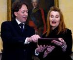 Ordførende sekretær i Det Svenske Akademi, Horace Engdahl, overrækker diplomet til Elfriede Jelinek under en ceremoni i Wien.   Foto: Robert Jaeger/AP 