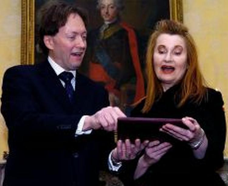Ordførende sekretær i Det Svenske Akademi, Horace Engdahl, overrækker diplomet til Elfriede Jelinek under en ceremoni i Wien.   Foto: Robert Jaeger/AP 