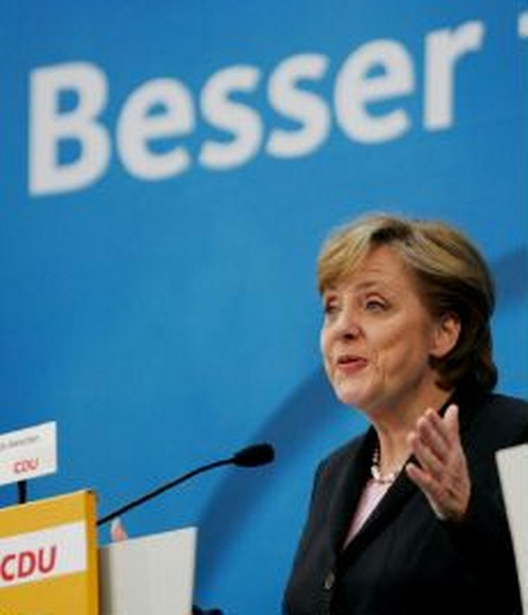53 procent af tyskerne mener i en ny meningsmåling, at CDU's Angela Merkel blive en god kansler. Her ses hun på pressemødet i går. - Foto: AP 