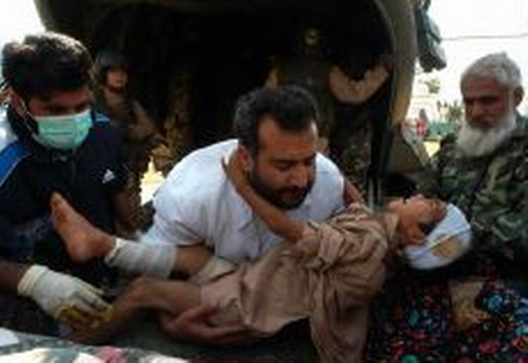 De overlevende efter jordskælvet i Pakistan føler sig svigtet af deres regering. Nødhjælpen fra regeringen kommer ikke frem. Her er en amerikansk helikopter kommet frem til Muzaffarabad for at hente sårede. - Foto: AP 