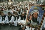 De islamiske partier i Pakistan har ofte demonstreret mod pakistansk og amerikansk militær, der gennemsøger bjergområdet mellem Pakistan og Afghanistan for at fange Osama bin Laden. - Arkivfoto: AP 