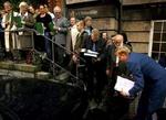 Nogle af de 24, der har sagsøgt statsministeren, på vej op ad trappen til Østre Landsret, hvor de sammen med deres advokater afleverede stævningen.   Foto: Finn Frandsen 