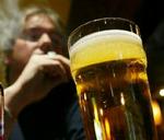 Britiske øldrikkere er knotne på Carlsberg. - Arkivfoto: AP 