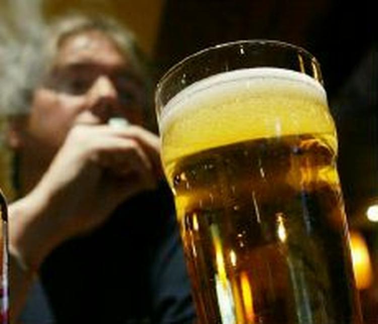 Britiske øldrikkere er knotne på Carlsberg. - Arkivfoto: AP 