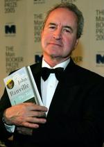 Med Bookerprisen, der blev indstiftet i 1969, følger en check på 50.000 pund. John Banville er den første irske vinder siden Roddy Doyle, der fik prisen i 1993.   Foto: Kirsty Wigglesworth/AP 