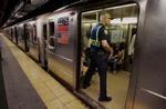 En politibetjent i New Yorks undergrundsbane. - Arkivfoto: AP 