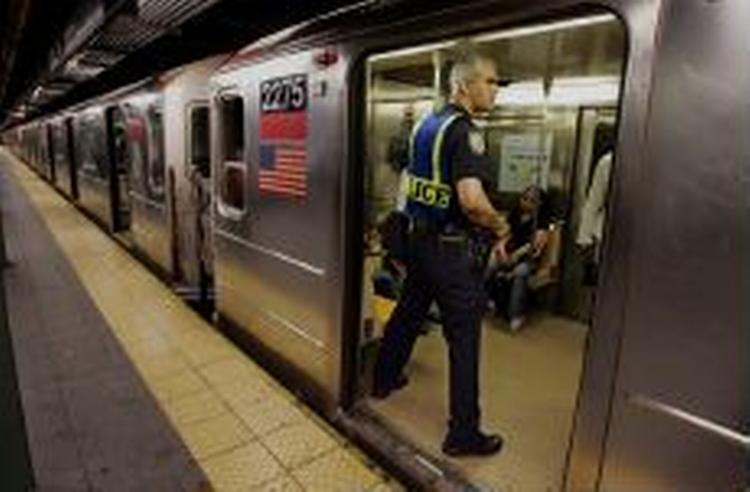 En politibetjent i New Yorks undergrundsbane. - Arkivfoto: AP 