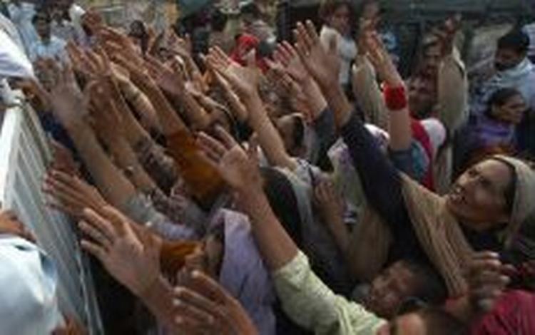 Der er kommet lidt nødhjælp frem til den største by i det jordskælvsramte Kashmir, Muzaffarabad. Men på femtedagen efter jordskælvet må folk slås for at få del i rationerne. - Foto: AP 