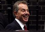 Tony Blair forlader Downingstreet 10 på vej til Underhuset. - Foto: AP 