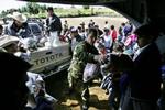 Amerikanske militærfolk bringer nødhjælp til Guatemalas katatroferamte områder. - Foto: AP 