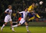 Henrik Larsson (gul) scorer til 2-1 til Sverige i slutningen af første halvleg. - Foto: AP 