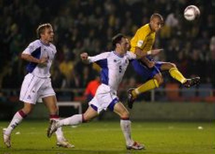 Henrik Larsson (gul) scorer til 2-1 til Sverige i slutningen af første halvleg. - Foto: AP 