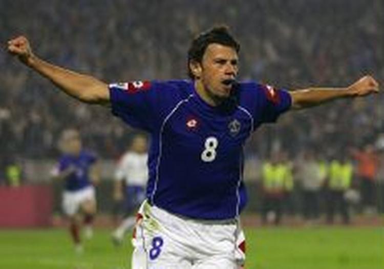 Mateja Kezman jubler efter at have scoret sejrsmålet for serberne i arvefjendeopgøret mod Bosnien. Sejren sender serberne direkte til VM. - Foto: AP 