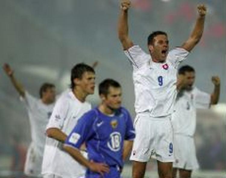 En enlig russer, Kiritjenko, ærgrer sig, mens slovakkerne er ellevilde efter slutfløjttet i 0-0-kampen i Bratislava. - Foto: AP 