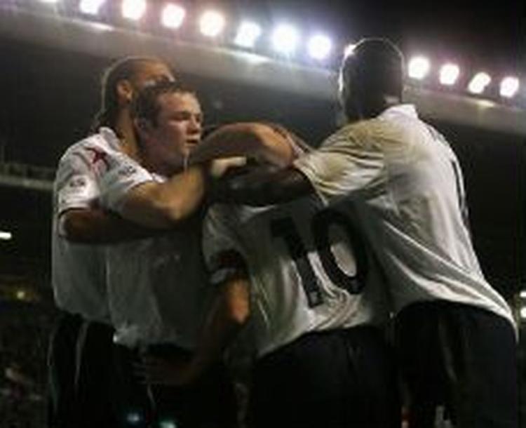 Engelsk jubel efter Michael Owens (10) mål til 1-0. - Foto: AP 