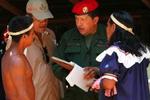 Præsident Hugo Chavez vil 'befri' Venezuelas indfødte befolkning fra en gruppe amerikanske missionærer. - Foto: AP 
