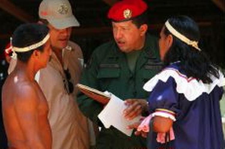 Præsident Hugo Chavez vil 'befri' Venezuelas indfødte befolkning fra en gruppe amerikanske missionærer. - Foto: AP 