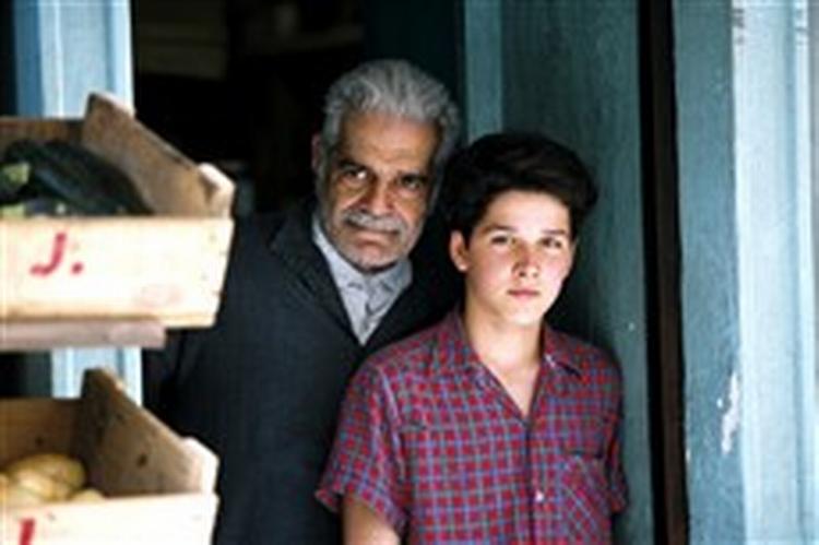 Omar Sharif og hans unge medspiller i den sympatiske 'Monsieur Ibrahim og Koranens blomster'. - Foto: Sunrise Filmdistribution 