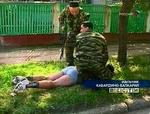 Russiske soldater tilbageholder en tjetjensk oprørssoldat. - Foto: AP 