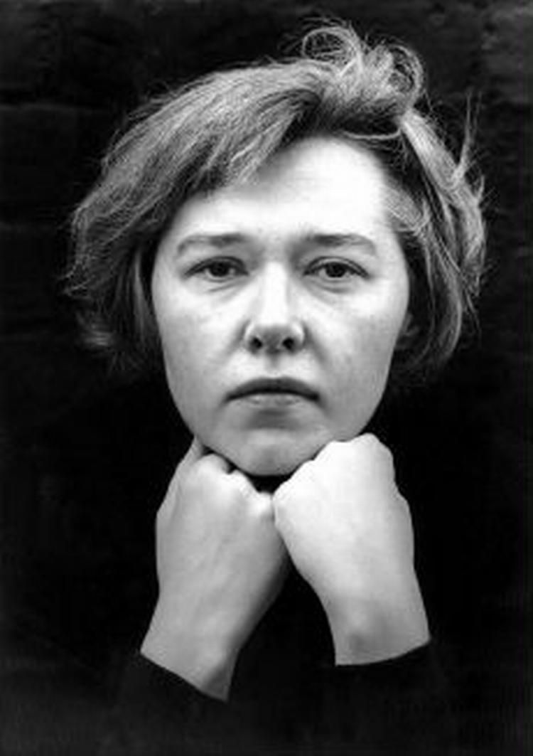 Susanna Clarke afslører af og til den fjollede side af sig selv, som måske ikke er det første, man tænker på, når man ser hende, men som afgjort er til stede i romanen i form af magiske jokes.   Foto: AP/HO Bloomsbury Publicity 