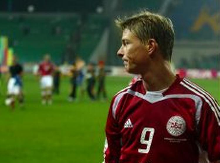 Jon Dahl Tomasson og resten af landsholdet fik knust drømmen om VM i Albanien, hvor Tyrkiet hev en spinkel sejr hjem. - Foto: AP 