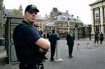 Politiet har fredag eftermiddag afspærret dele af det centrale Haag. - Foto: AP 