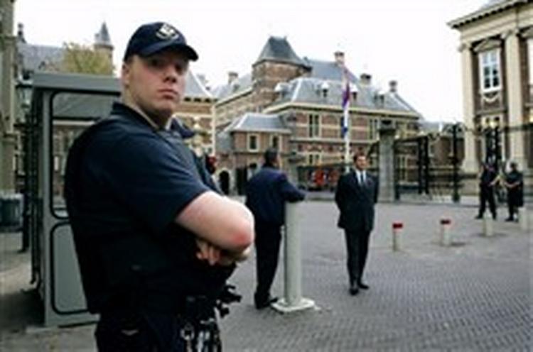 Politiet har fredag eftermiddag afspærret dele af det centrale Haag. - Foto: AP 