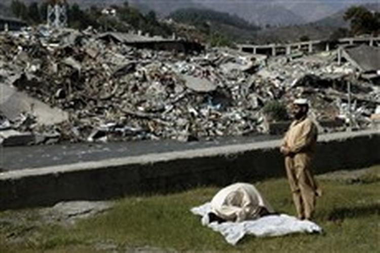 De mange kriser i 2005 har skabt et ekstra pres på internationale hjælpeorganisationer. Her foto fra Balakot i Pakistan. - Foto. Jacob Ehrbahn 