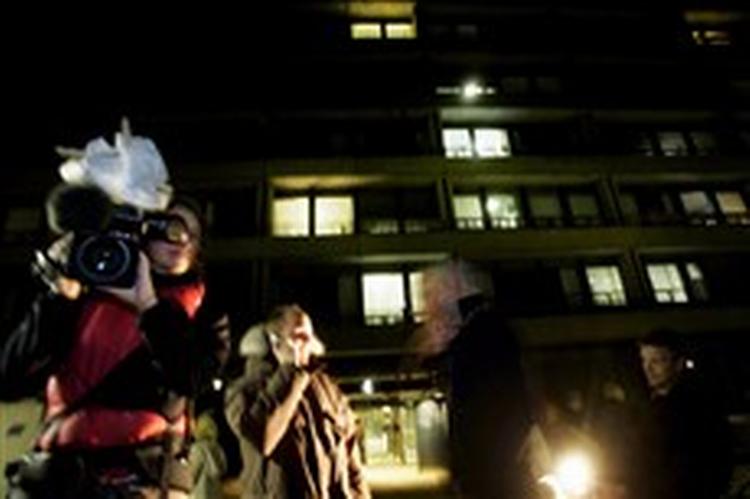 Det samlede danske pressekorps er på plads ved Rigshospitalet. Ved midnat fredag var der ikke noget nyt at fortælle fra stedet. - Foto: Jens Dresling 