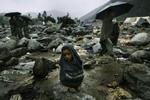 Byen Balakot tæt ved jordskælvets centrum i Pakistan er totalt ødelagt. Næsten 40.000 er døde, og nu hindrer dårligt vej yderligere nødhjælp. - Foto: AP 