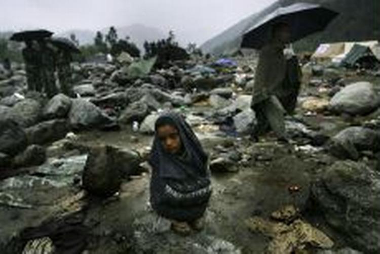 Byen Balakot tæt ved jordskælvets centrum i Pakistan er totalt ødelagt. Næsten 40.000 er døde, og nu hindrer dårligt vej yderligere nødhjælp. - Foto: AP 