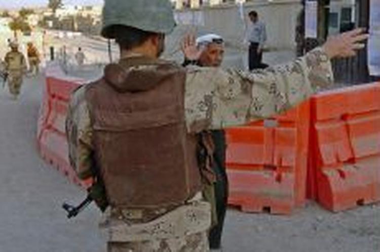 Sikkerhedsstyrker bevogter hvert et gadehjørne under Iraks afstemning lørdag. Her ved et valgsted i det oprørske nord ved Tal Afar. - Foto: AP 