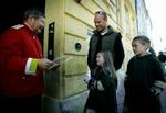 Amalie og Josephine afleverer deres gaver på Amalienborg. - Foto: Jens Dresling 
