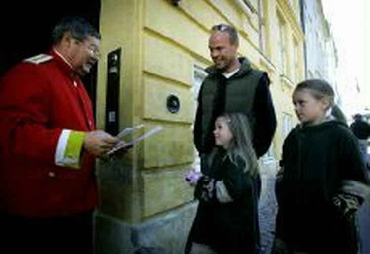 Amalie og Josephine afleverer deres gaver på Amalienborg. - Foto: Jens Dresling 