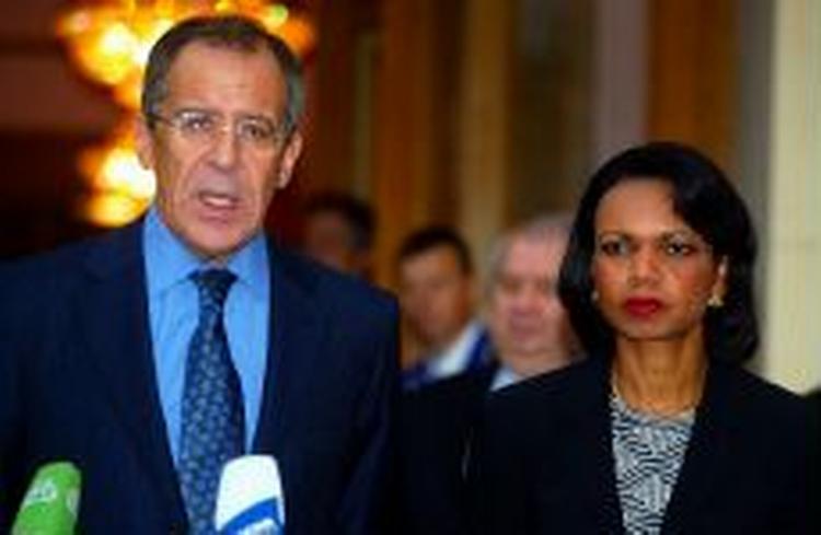 Rusland og USA udstillede deres uenighed om Irans atomprogram, da udenrigsministrene Sergej Lavrov og Condoleezza Rice mødtes i Moskva lørdag. - Foto: AP 