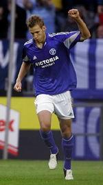 Søren Larsen fejrer sin scoring på straffespark for Schalke i overtiden mod Bayern. Opgøret endte 1-1. - Foto: AP 