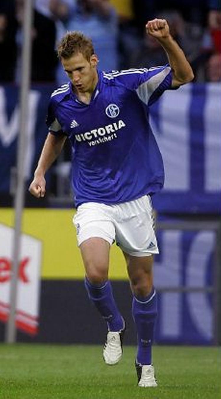 Søren Larsen fejrer sin scoring på straffespark for Schalke i overtiden mod Bayern. Opgøret endte 1-1. - Foto: AP 