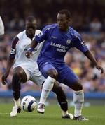 Chelseas Michael Essien kontrollerer bolden foran Boltons Abdoulye Faye i kampen, som Chelsea vandt 5-1. Arsenal tabte overraskende til West Bromwich. - Foto: AP 