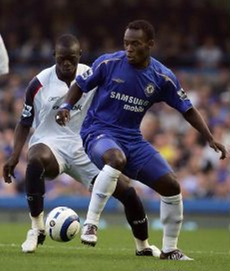 Chelseas Michael Essien kontrollerer bolden foran Boltons Abdoulye Faye i kampen, som Chelsea vandt 5-1. Arsenal tabte overraskende til West Bromwich. - Foto: AP 