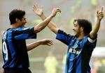 Inters Julio Cruz og anfører Alvaro Recoba (t.v.) jubler efter en scoring mod Livorno. - Foto: AP. 