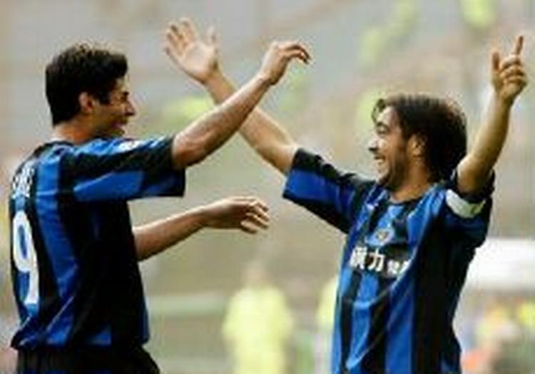 Inters Julio Cruz og anfører Alvaro Recoba (t.v.) jubler efter en scoring mod Livorno. - Foto: AP. 