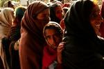 Pakistanske kvinder står i kø for nødhjælp i byen Balakot. - Foto: AP 