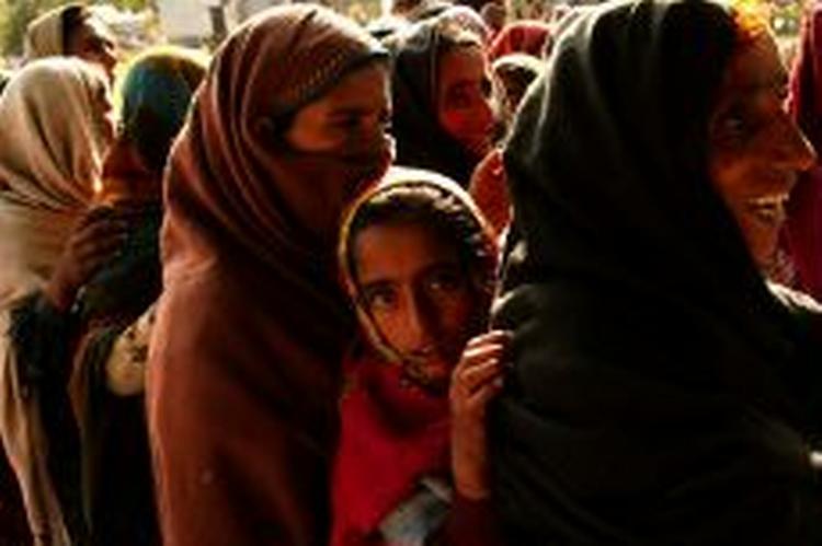 Pakistanske kvinder står i kø for nødhjælp i byen Balakot. - Foto: AP 